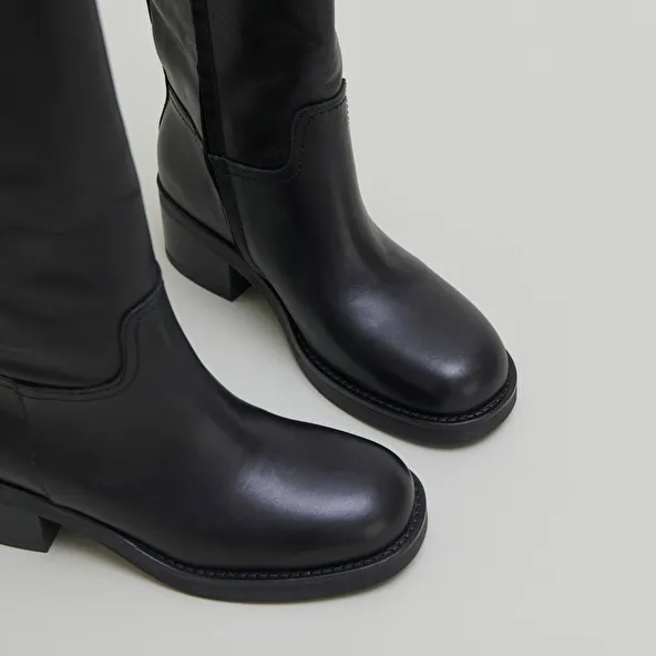 High boots with buckles in black leather