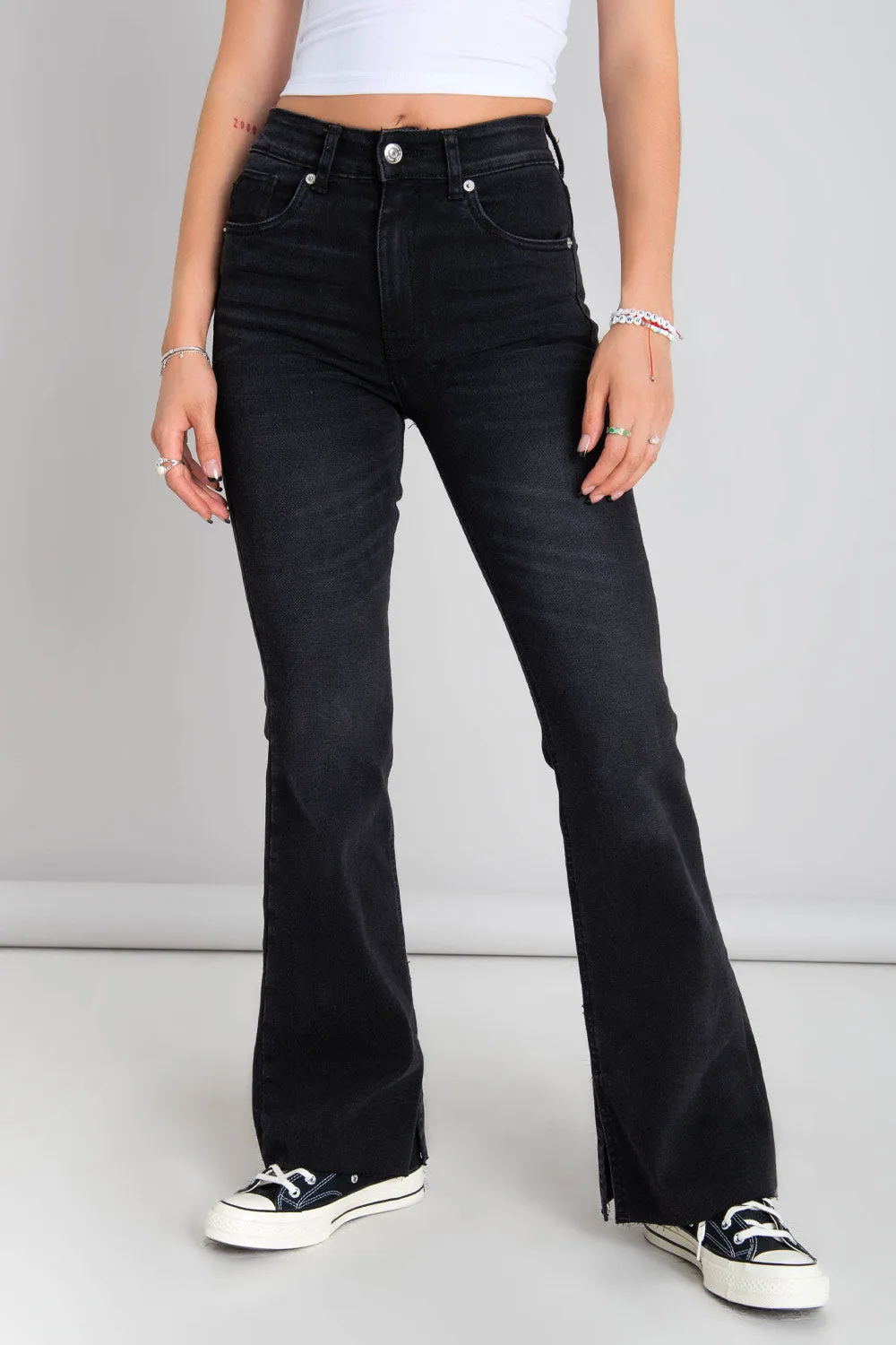 Pantalón black washed denim flare fit